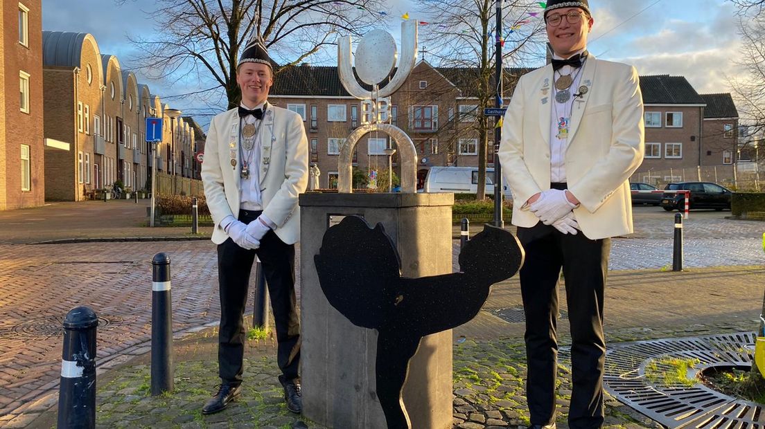 Bram en Sjoerd staan voor hun symbolische hoogheid in Oldenzaal