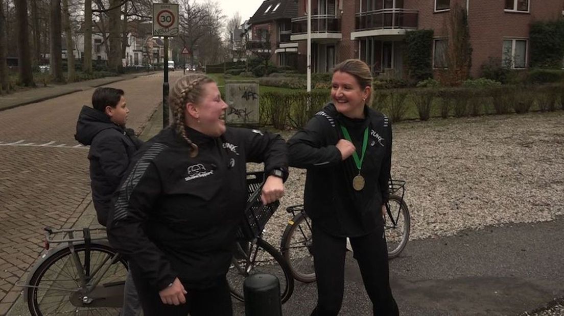 Ellis (links) en Marlou feliciteren elkaar aan de finish