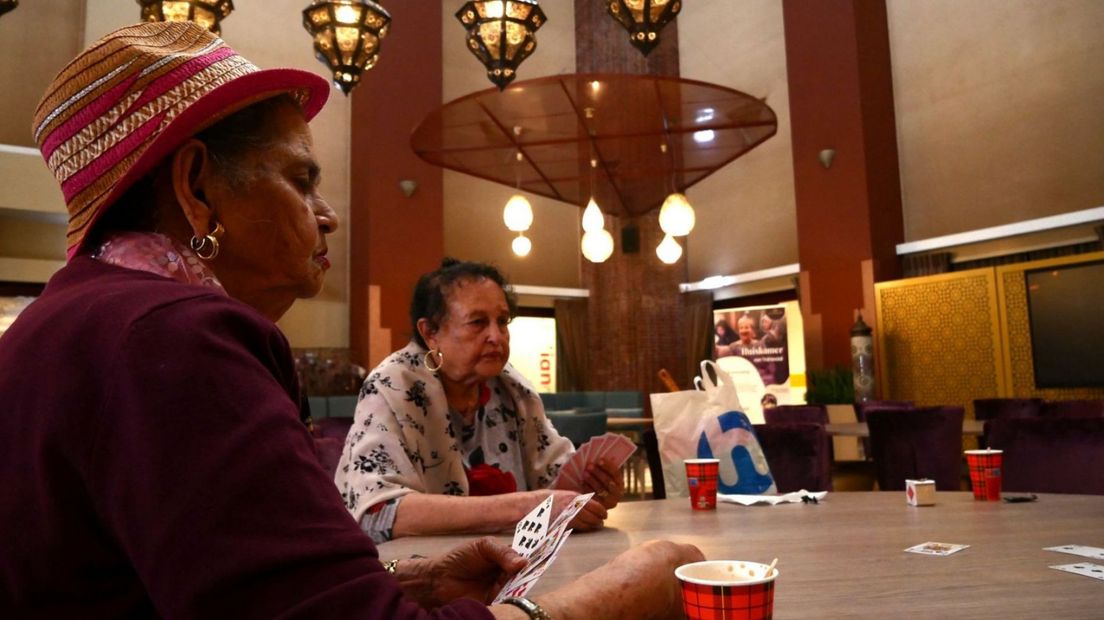 Ouderen in het Seniorencafé spelen het Surinaamse troefcall