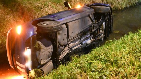 Auto te water in Leerbroek | Inzittenden verdwenen na ongeluk Veenendaal. Auto te water in Leerbroek | Inzittenden verdwenen na ongeluk Veenendaal.
