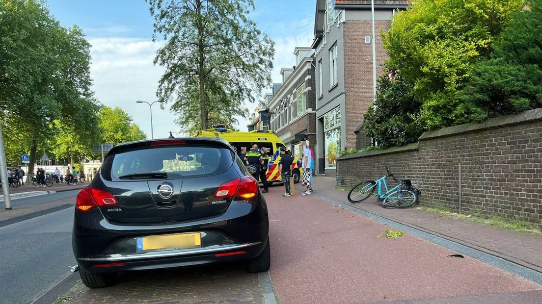 Automobilist rijdt in op fietser in Deventer