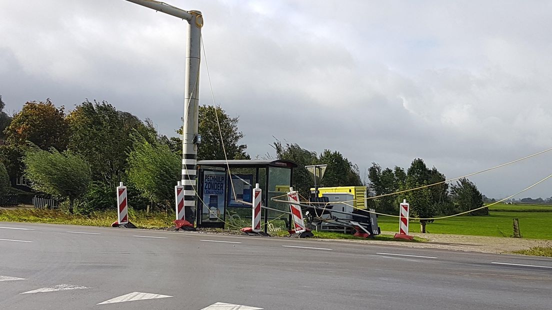 Verkeerslichtinstallatie omgewaaid