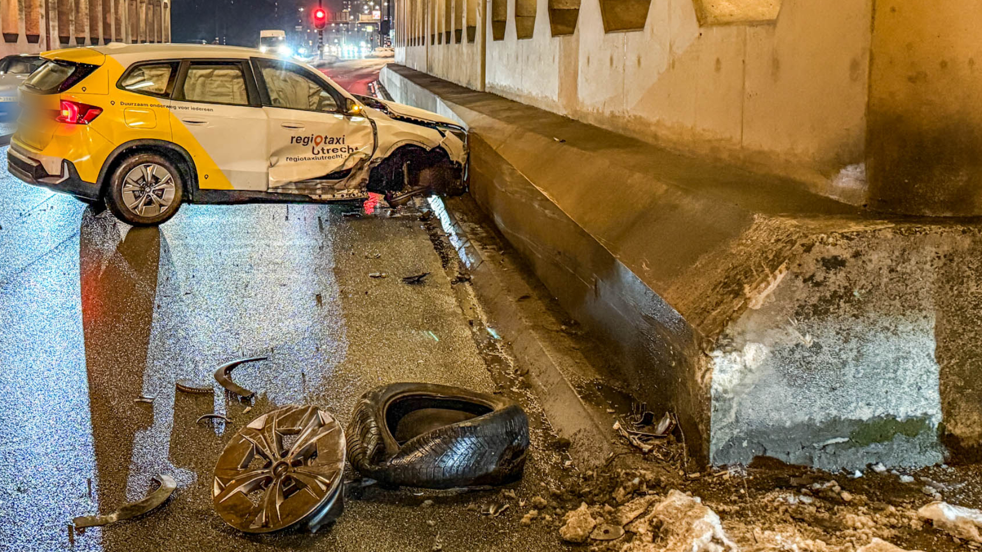 Eenzijdig ongeluk met taxi in Amersfoort leidt tot verkeershinder op Hogeweg.