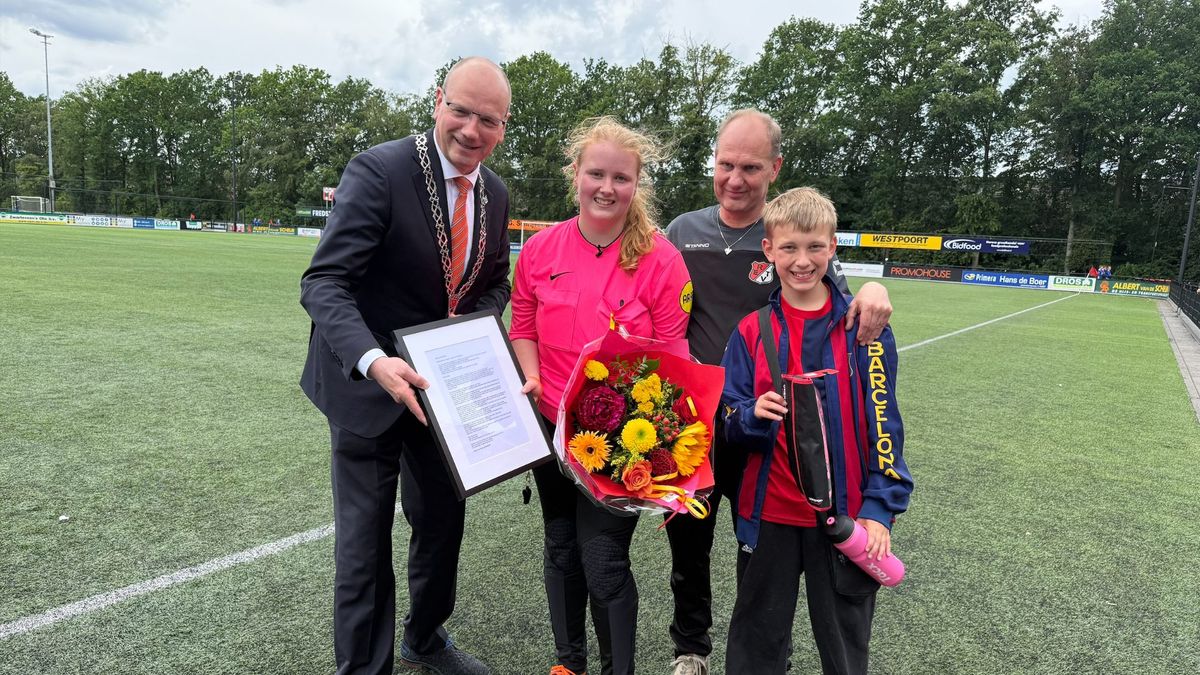 Jeugdlintje voor 16-jarige scheidsrechter Fleur uit Apeldoorn