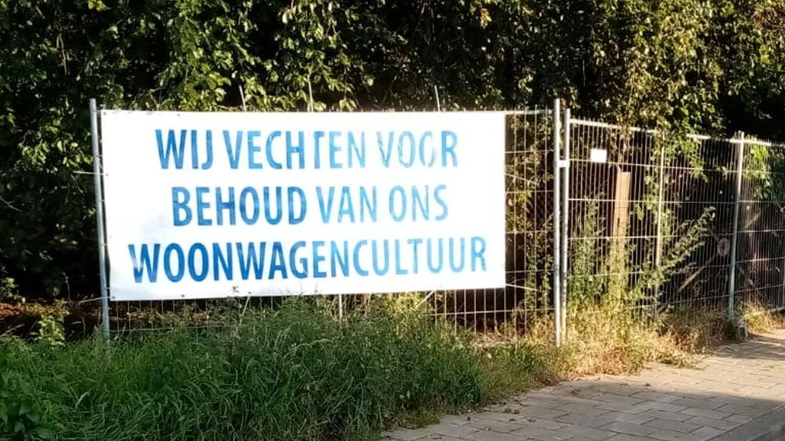 Het spandoek van Martha Wolters en haar gezin