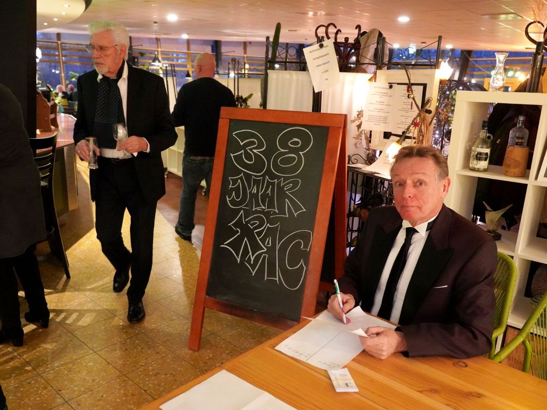 Goochelaar John Anders houdt de presentielijst bij tijdens het recente jubileum van de Rotterdamse Artiesten Club.