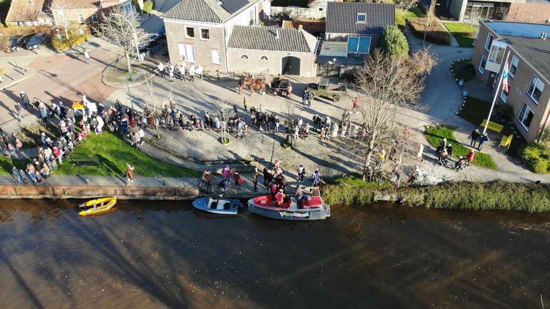 De Sint stapt aan wal in Nieuwolda