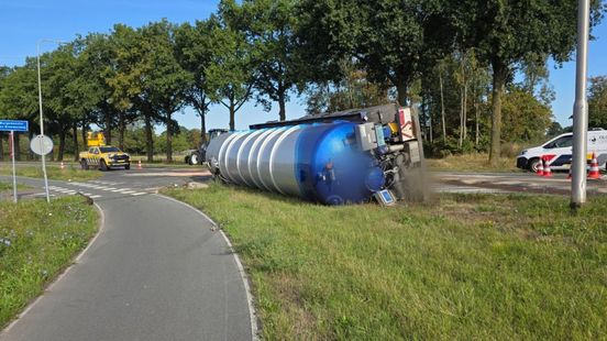 Giertank kiepert om, weg bezaaid met olie en resten