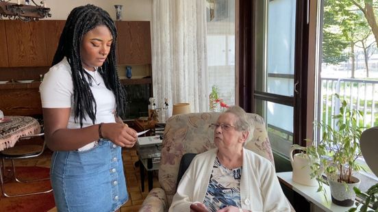 Vrijwilliger Briony helpt de 88-jarige mevrouw Van Herk aan boodschappen