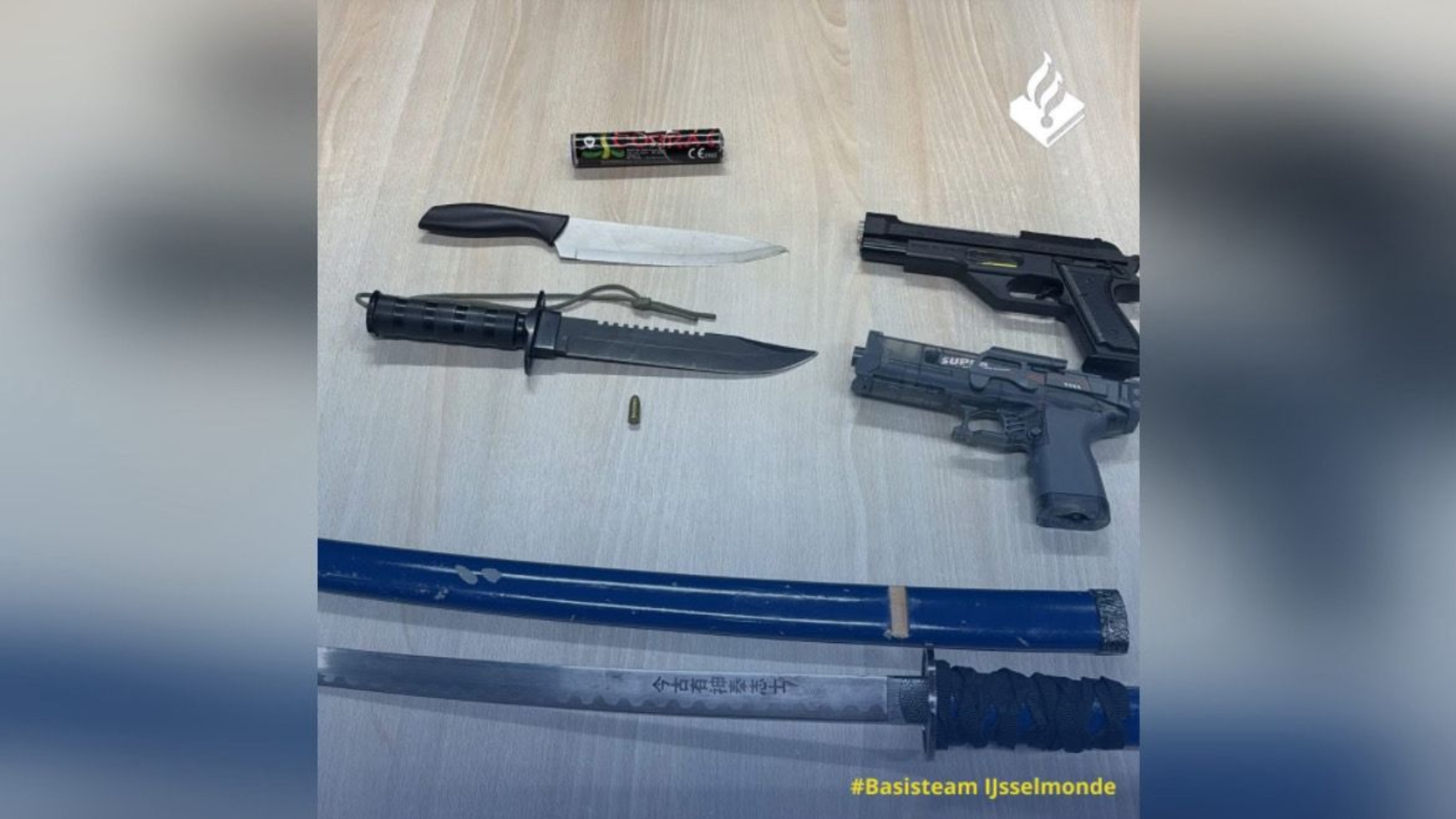 De spullen die in het huis van de verdachte werden gevonden.