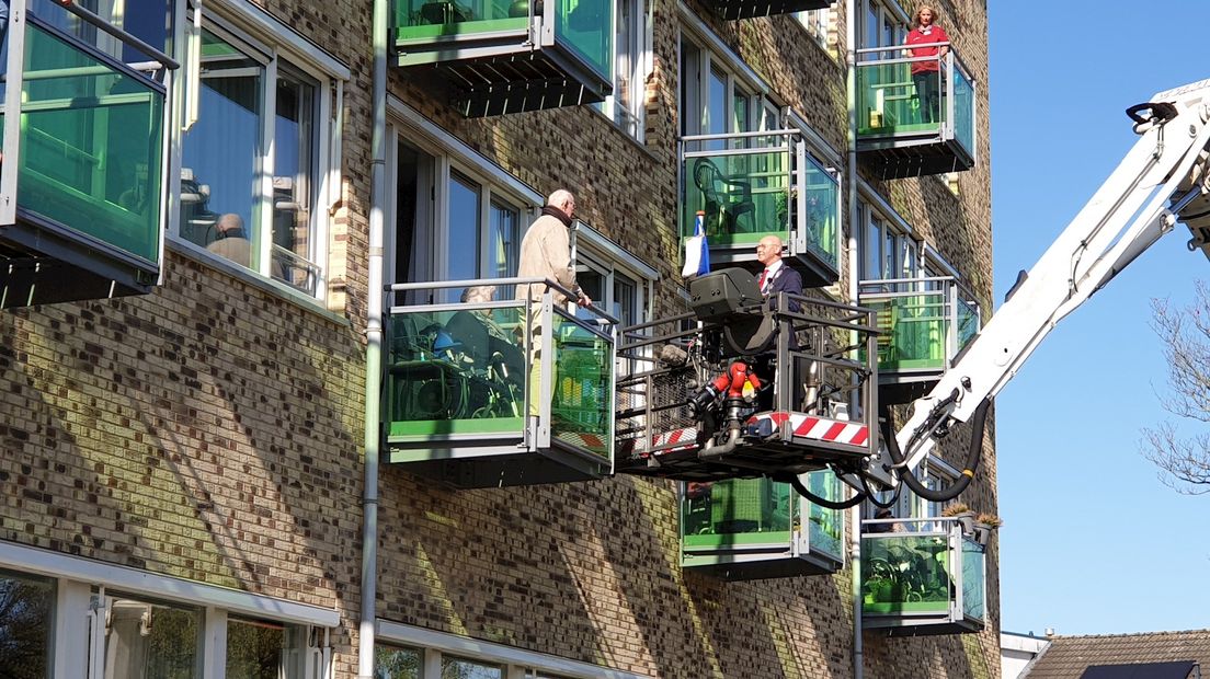 Eerbetoon aan Warner Pap vanaf een hoogwerker van de brandweer