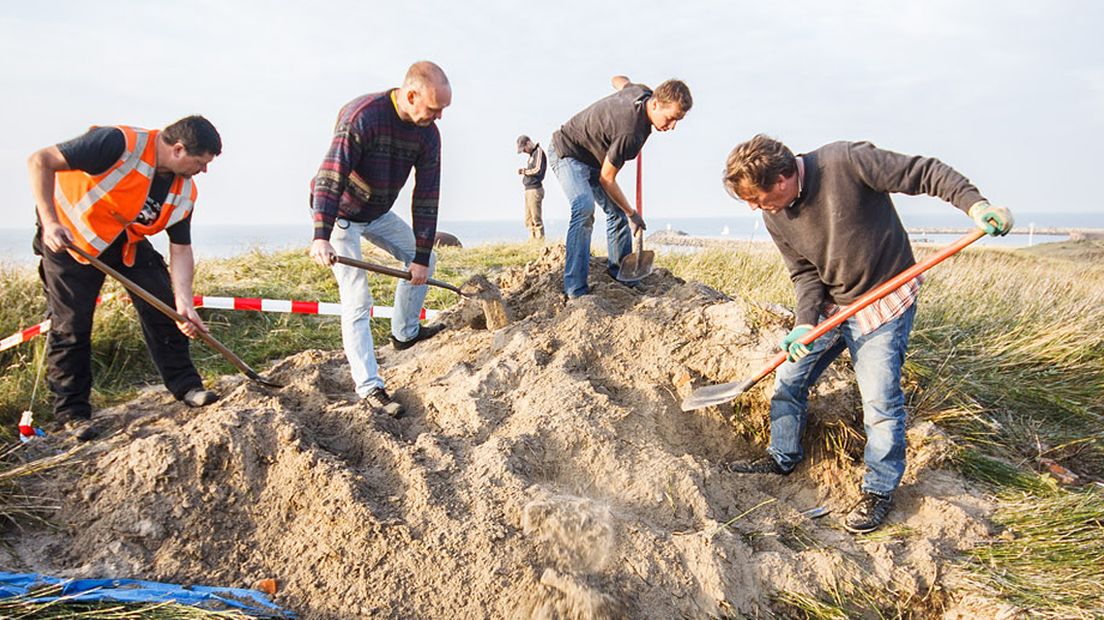 Onderzoekers aan het werk bij de bunker op Scheveningen