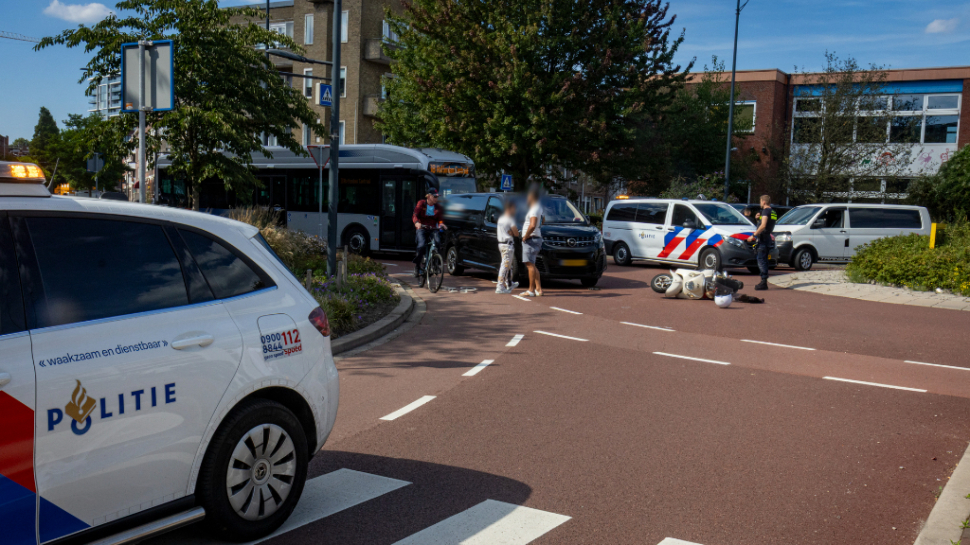 Gewonde bij aanrijding op rotonde | Schade in woning door brand in meterkast.