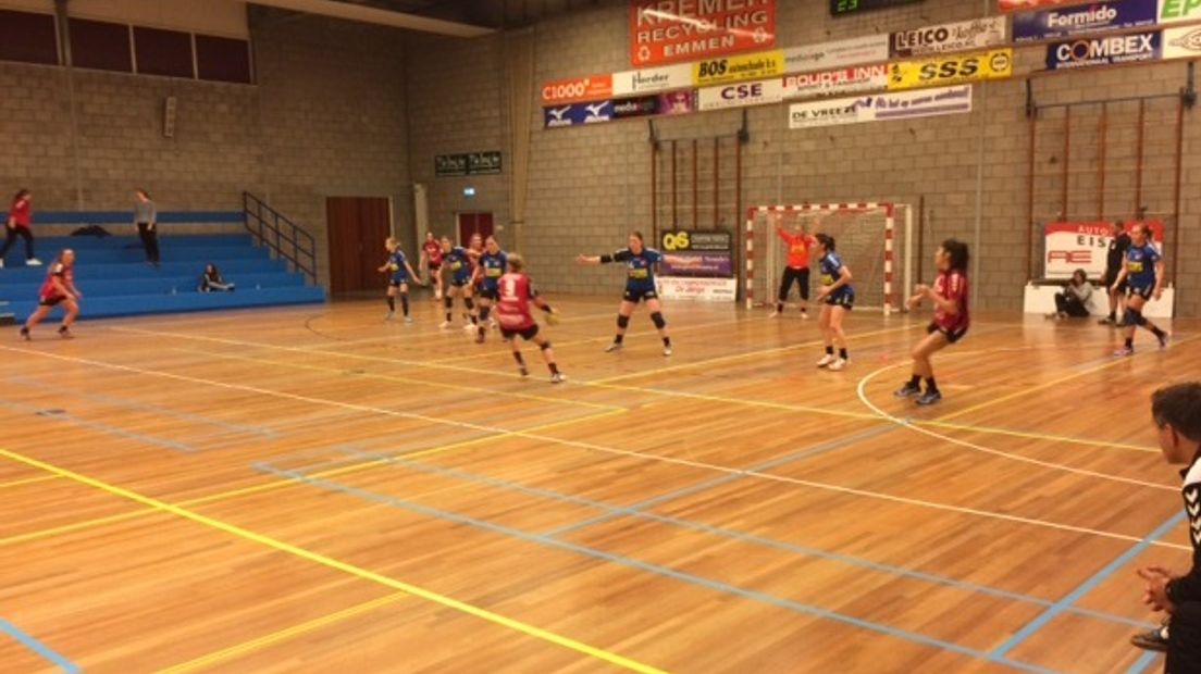 Royale overwinning voor handbaldames DOS