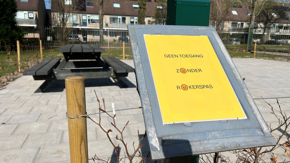 Veenendaalse school laat roken weer toe op het plein, maar mag dat wel