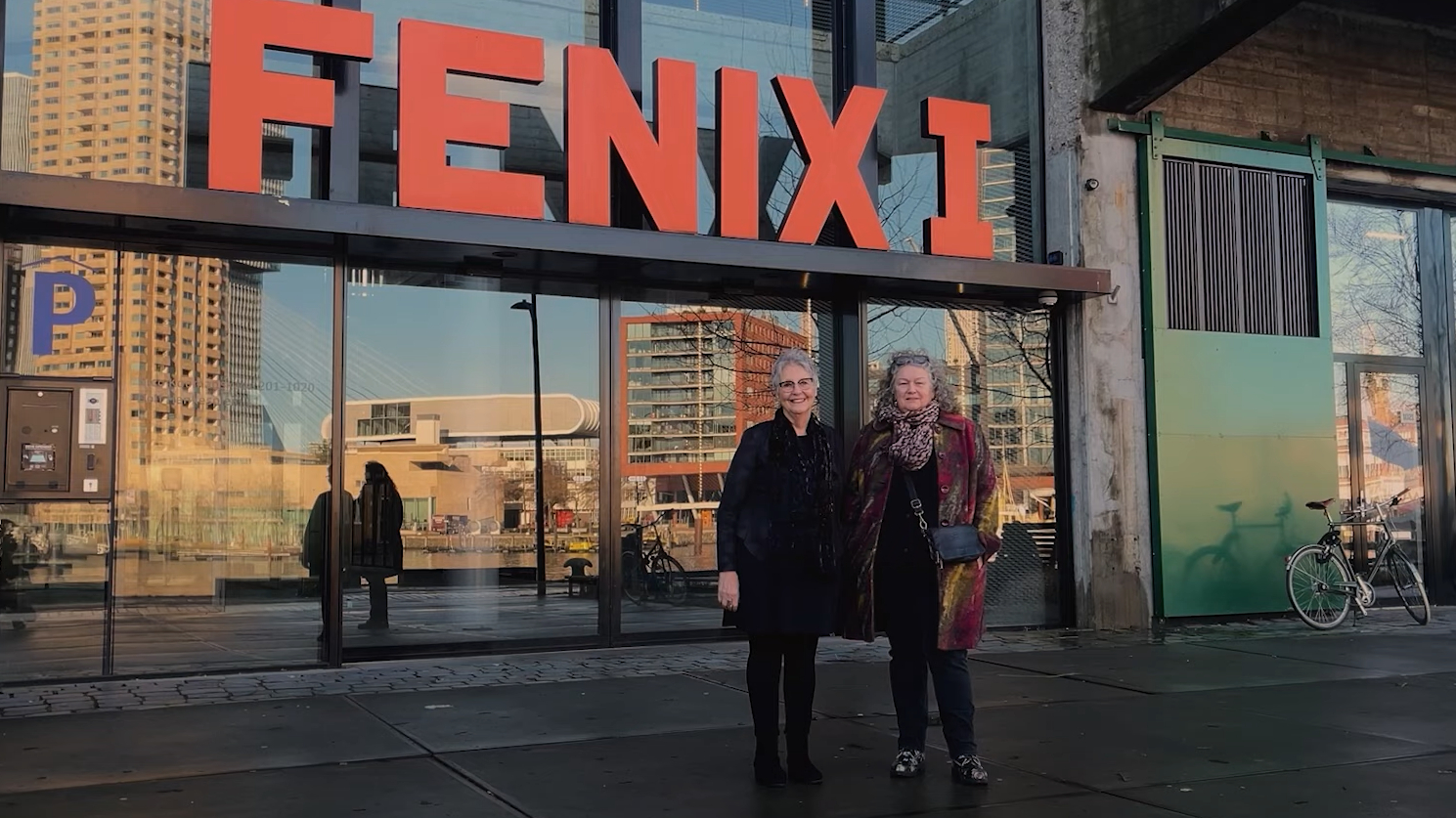 Hanna en Elly voor hun flatgebouw