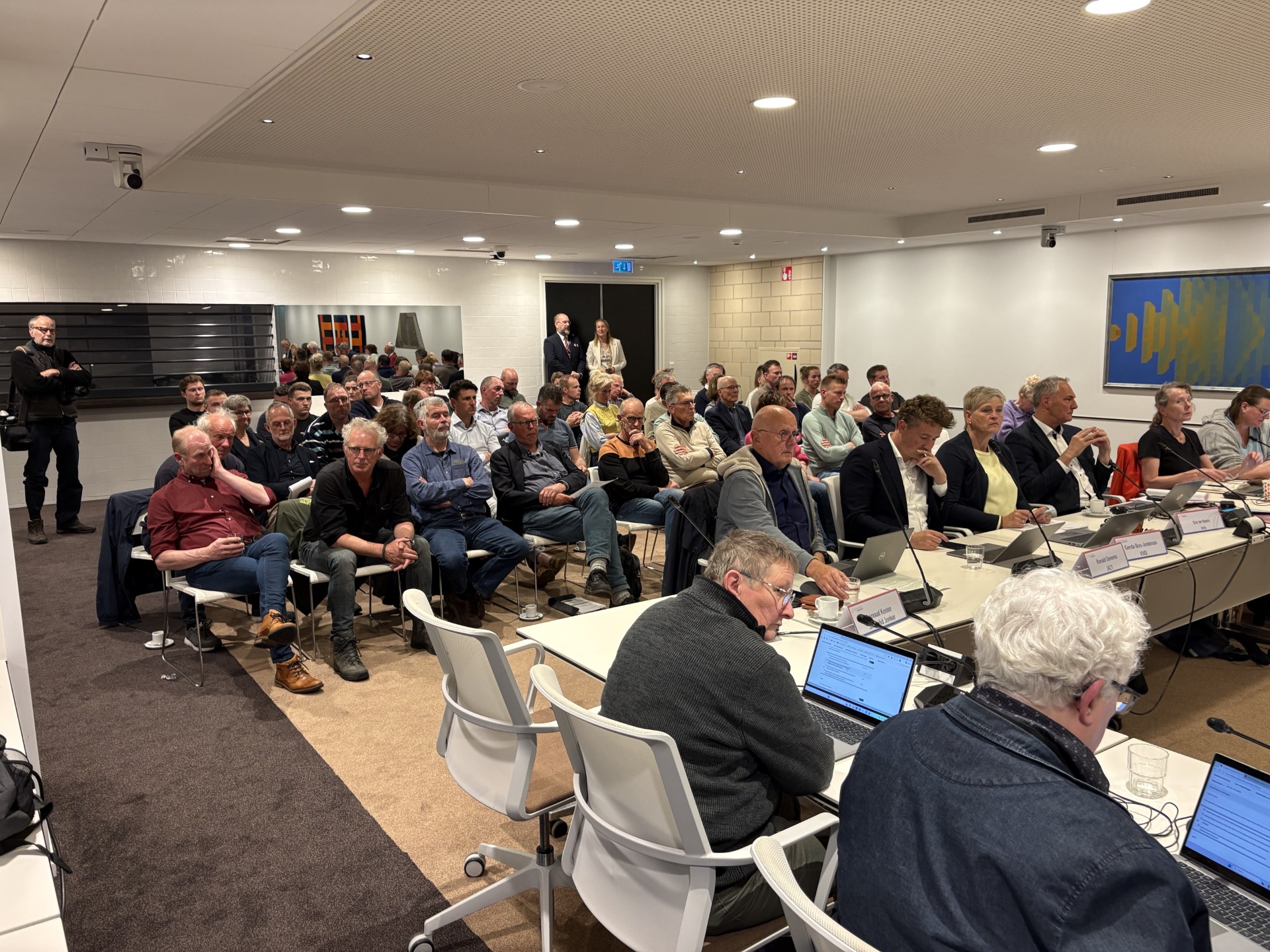 Boeren en provinsjebestjoerders diskusjearje oer bestridingsmiddels, mar smyt it wat op?