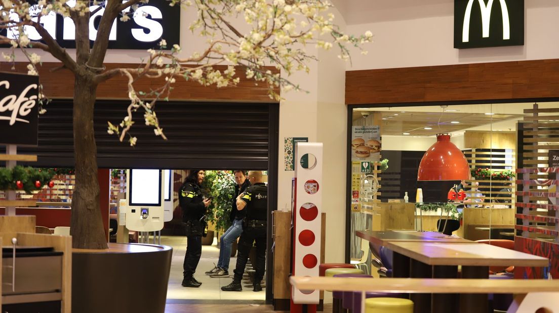 Politie in de McDonald's na de overval.