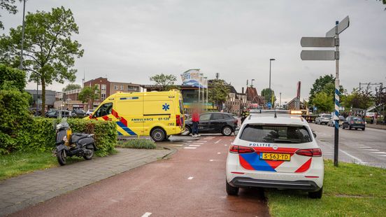 Scooterrijder botst op auto in Westervoort
