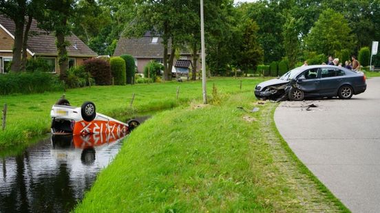 112 nieuws: Auto belandt ondersteboven in de sloot na frontale botsing in Punthorst.