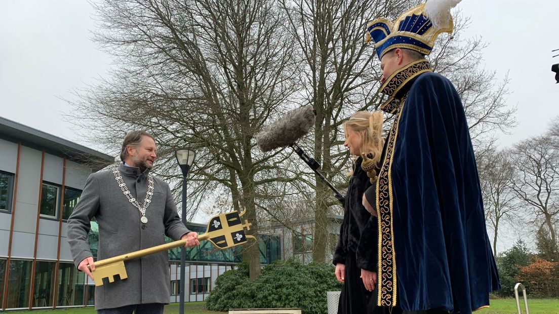 Burgemeester Martijn Dadema overhandigt symbolisch de sleutel van de stad