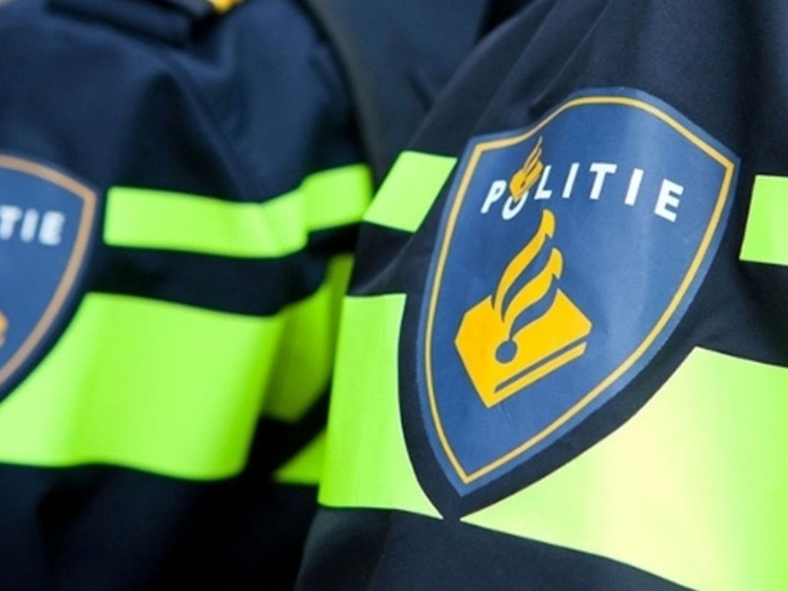 Politieagenten lossen waarschuwingsschoten in Rotterdam-Zuid.