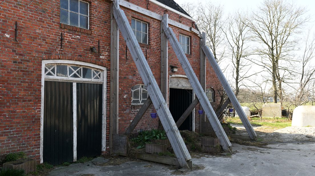 Stutten tegen een boerenschuur met aardbevingsschade