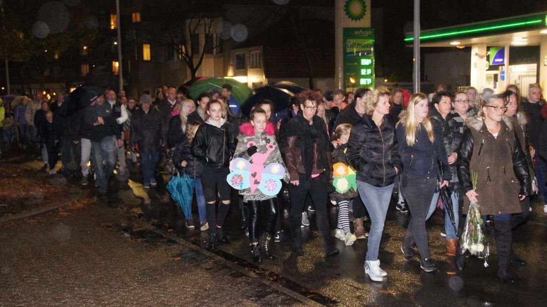 Honderden mensen lopen mee in Hoogeveen (Rechten: Van Oost Media)