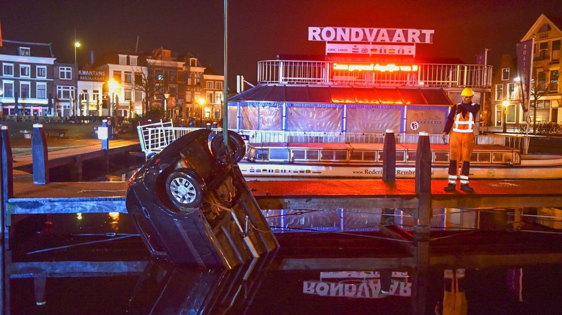 Auto te water bij de Beestenmarkt in Leiden