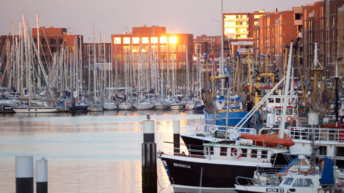 De haven van Scheveningen bij zonsopkomst.