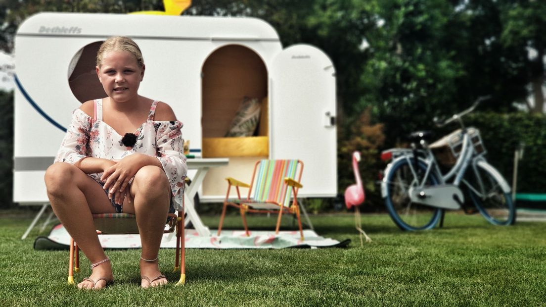 Mini-caravan achter fiets Julia (10) trekt veel bekijks (Rechten: RTV Drenthe/Dylan de Lange)