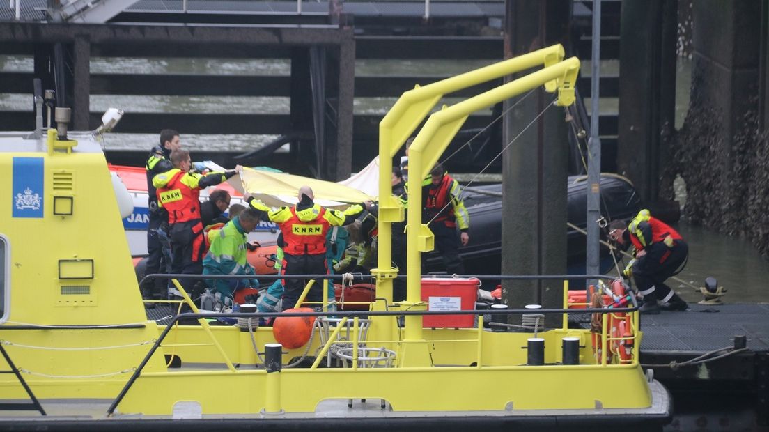De drenkeling werd door de reddingsboot van de KNRM gevonden en naar het sluizencomplex bij Hansweert gebracht.