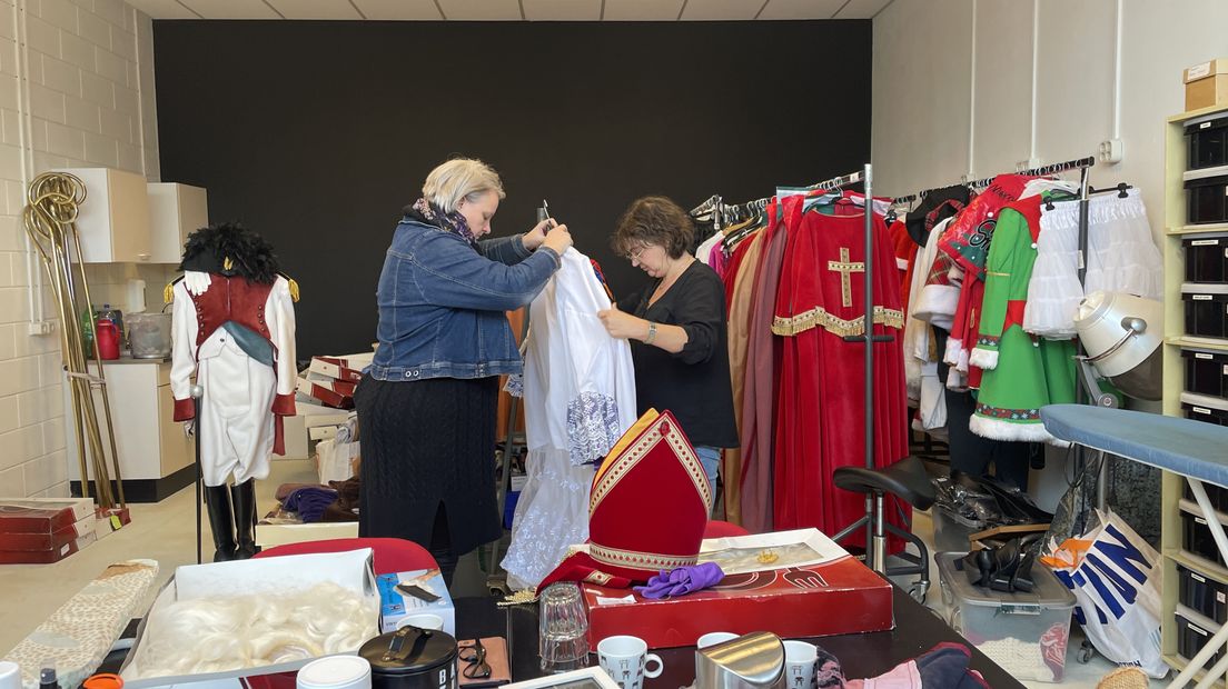 Kostuumcentrale druk met Sinterklaas