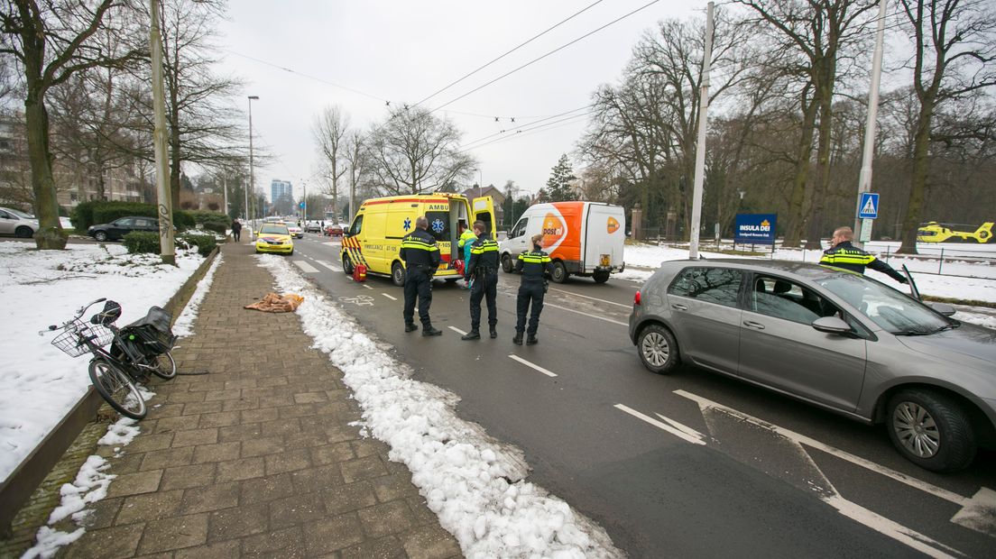 Een 68-jarige vrouw uit Arnhem is woensdag in haar woonplaats door een auto geschept toen ze een zebrapad overstak. Ze is zwaargewond naar het Radboudumc in Nijmegen overgebracht.