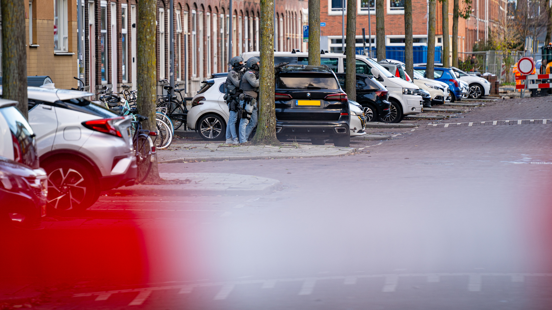 Het gehele gebied rondom de Frans Bekkerstraat werd afgezet door de politie.