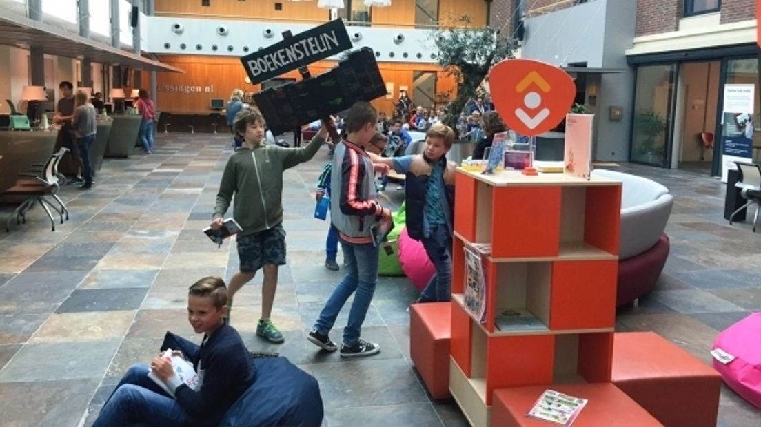 Protest basisscholen tegen bezuinigingen bibliotheek Vlissingen