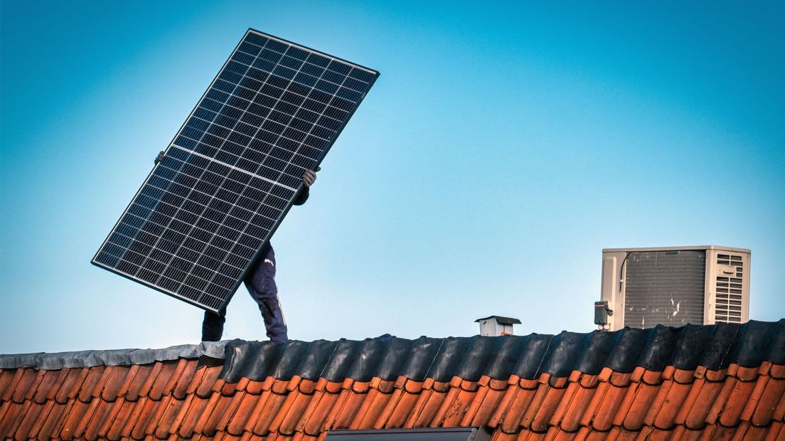 Zonnepaneel wordt geïnstalleerd zonder valbescherming