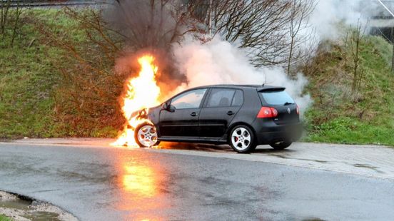Auto verwoest door brand