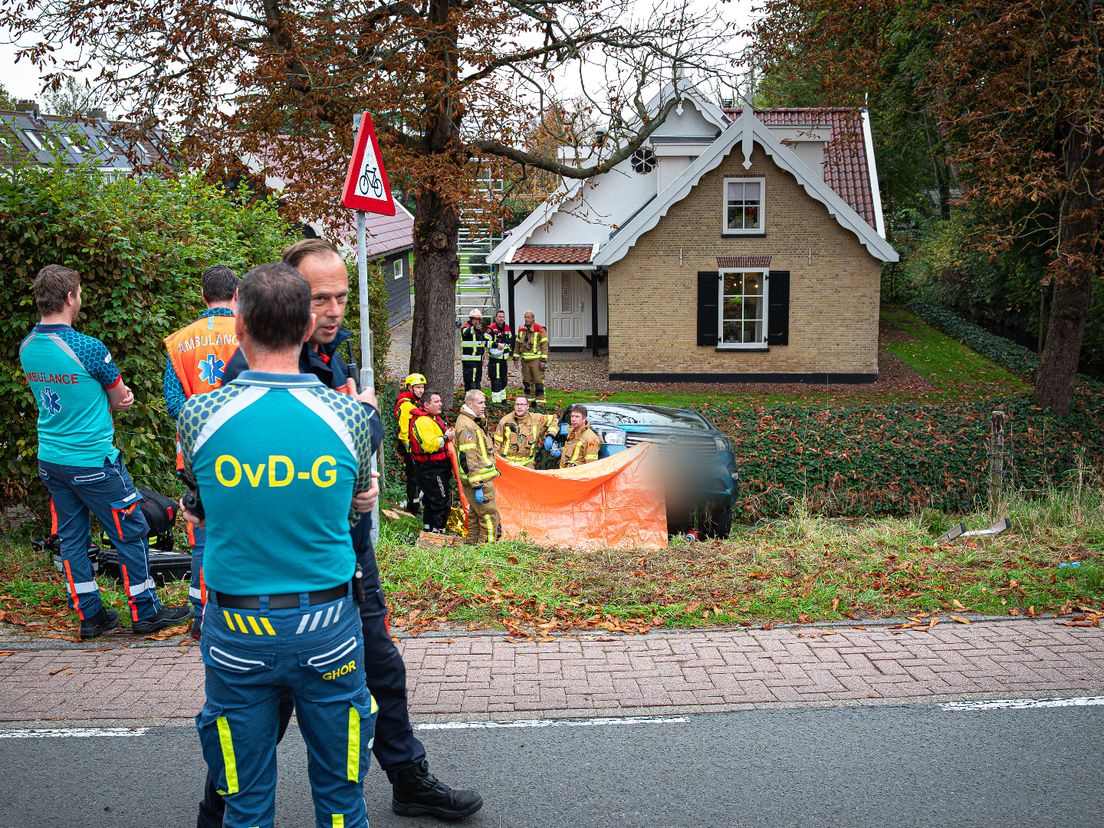 Het busje rolde achterwaarts van de wijk af het water in.