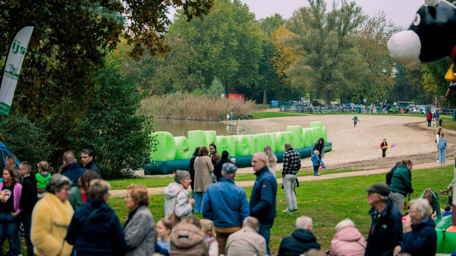 Op het vernieuwde strand stonden grote opblaasletters en honderden bezoekers die genoten.