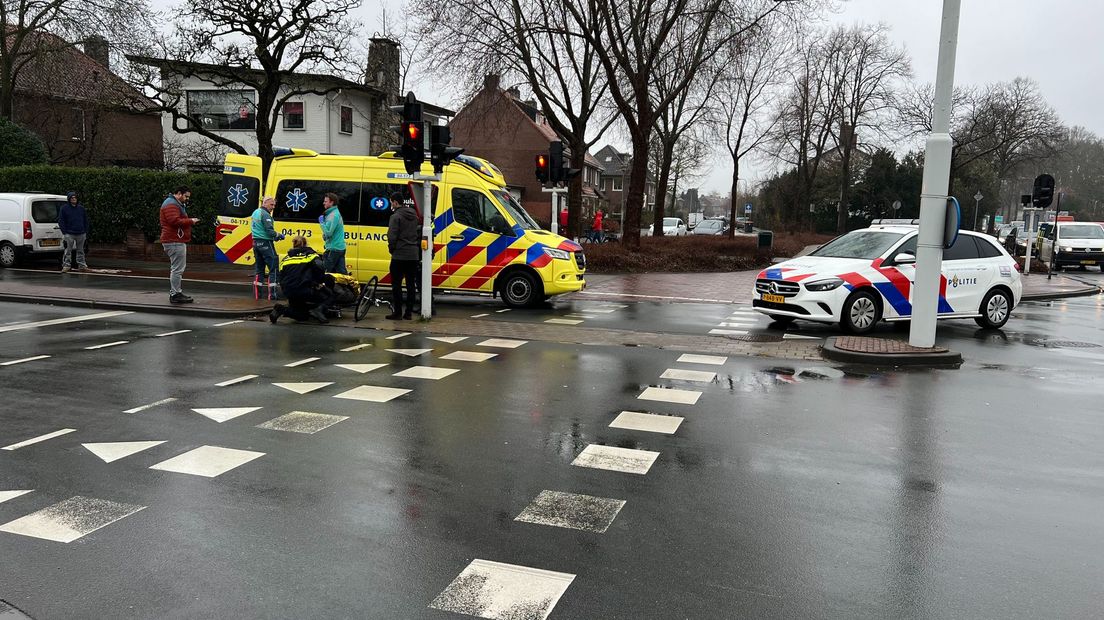 Bij een aanrijding in Deventer is een fietser gewond geraakt