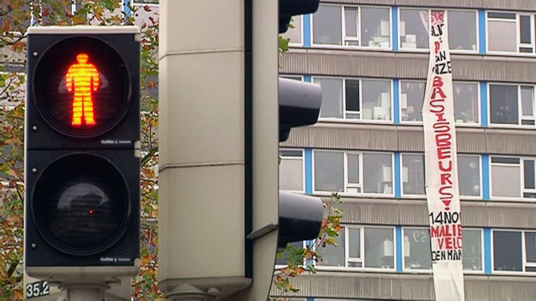 Aan de grote studentenflat aan de Ina Boudier-Bakkerlaan in Utrecht hangt een enorm spandoek