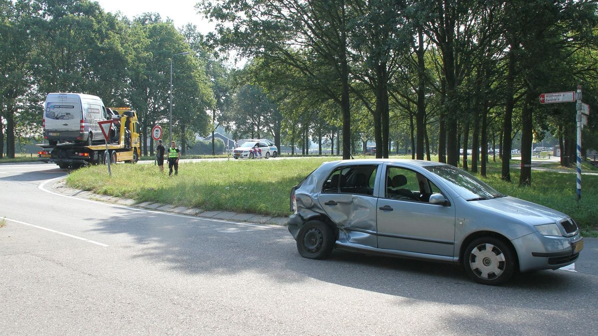 Gewonde bij botsing auto en busje op N35 bij Laag Zuthem