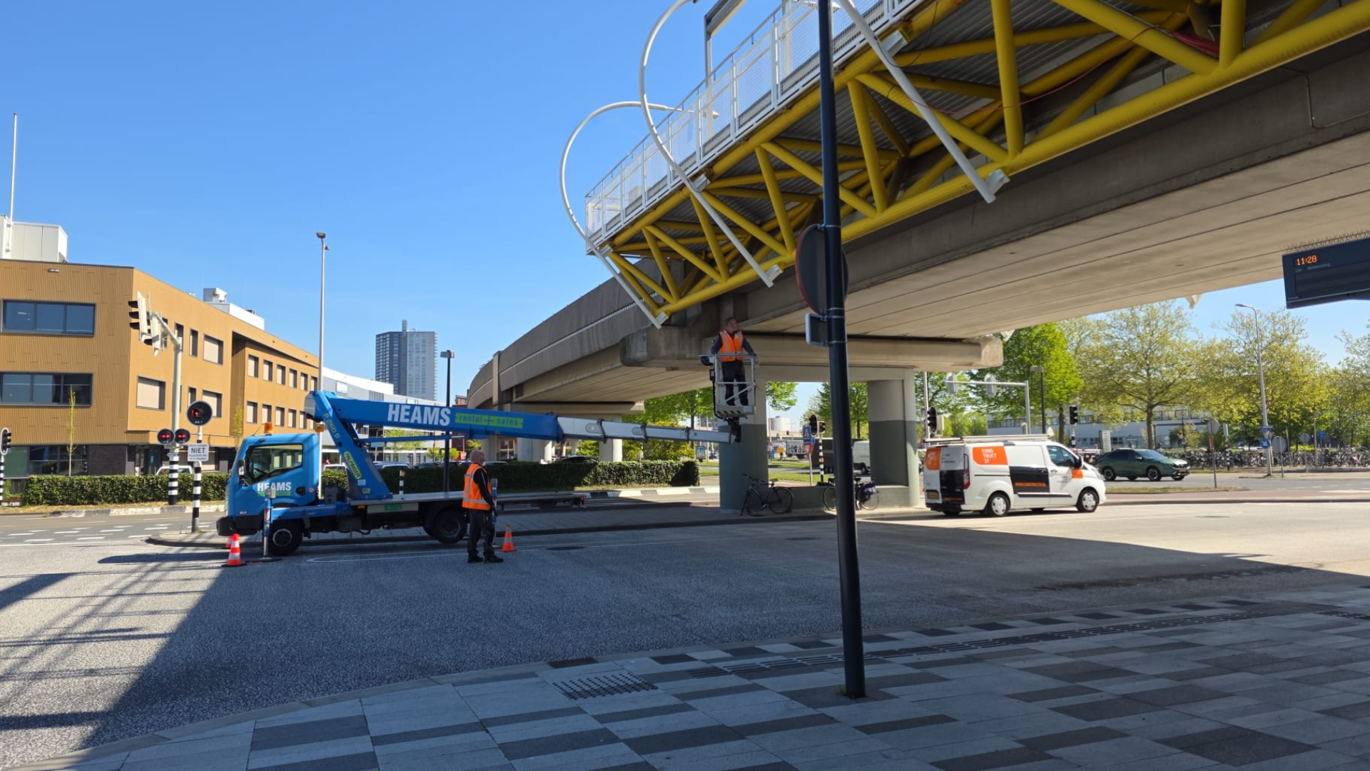 De vogelwerende netten worden tijdelijk weggehaald.