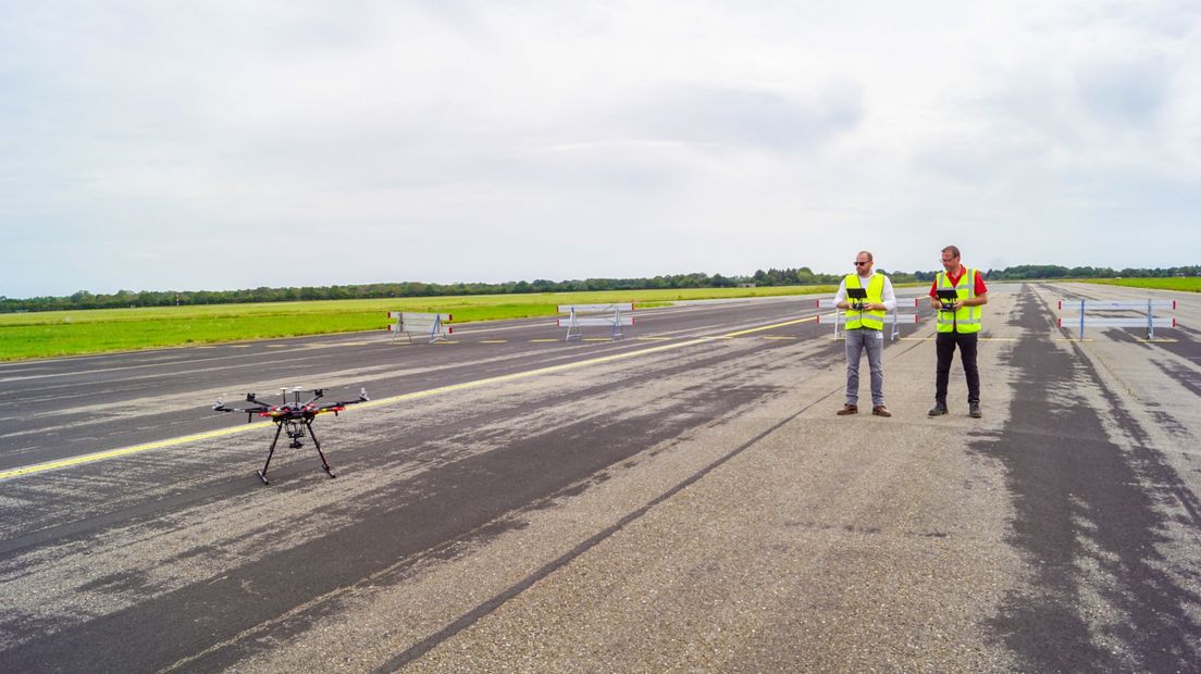 Egbert Swierts (links) op Groningen Airport Eelde