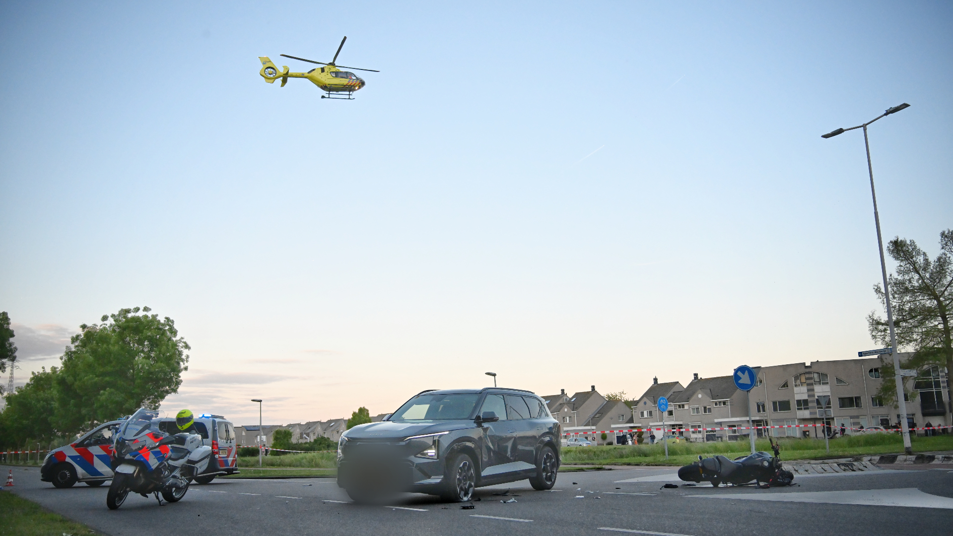 De motorrijder is meegenomen naar het ziekenhuis