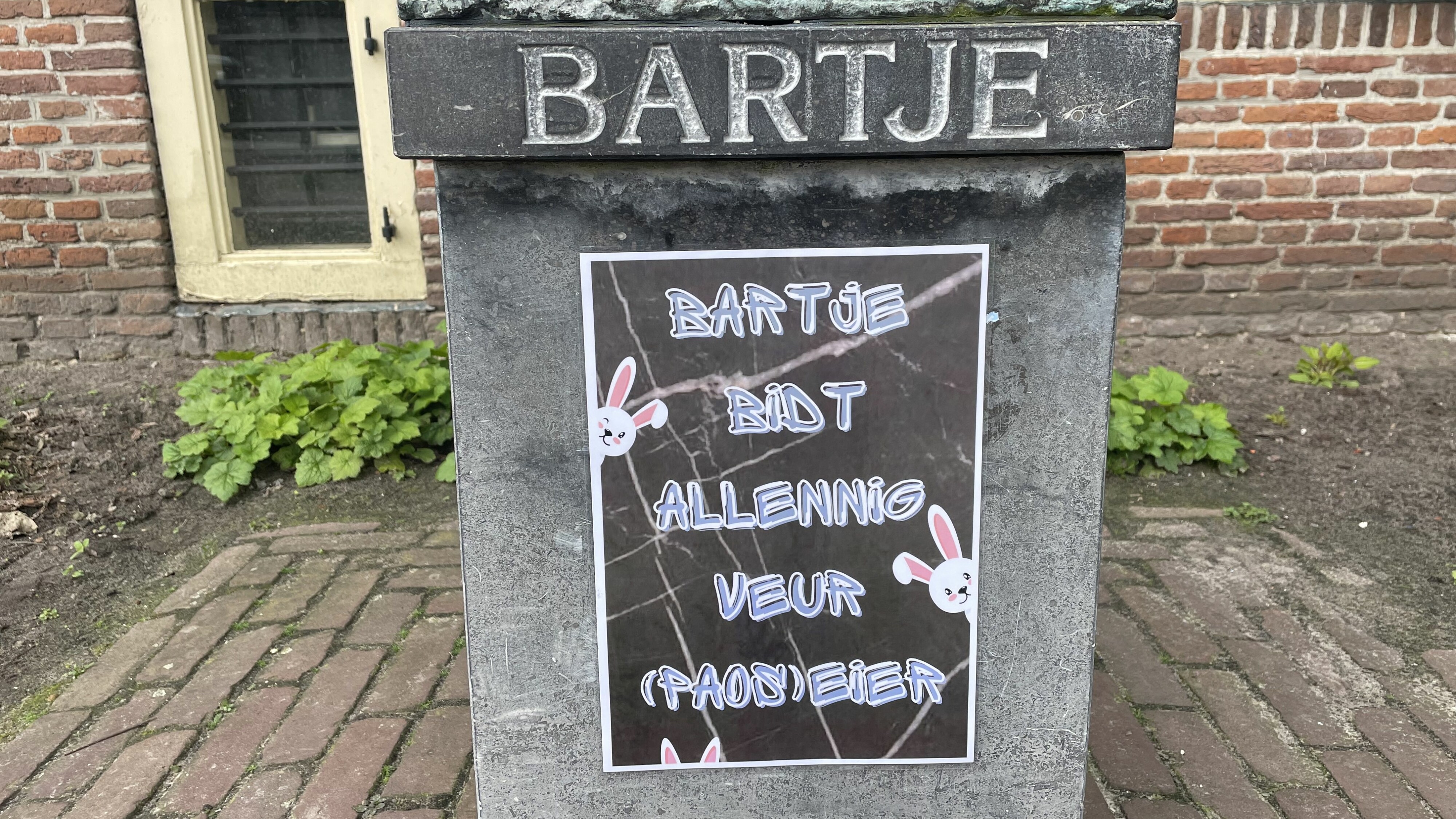 Bartje bidt tijdens Pasen 'allennig veur (paos)eier' - RTV Drenthe
