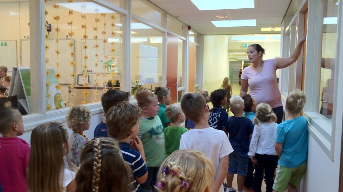 Kinderen krijgen een rondleiding