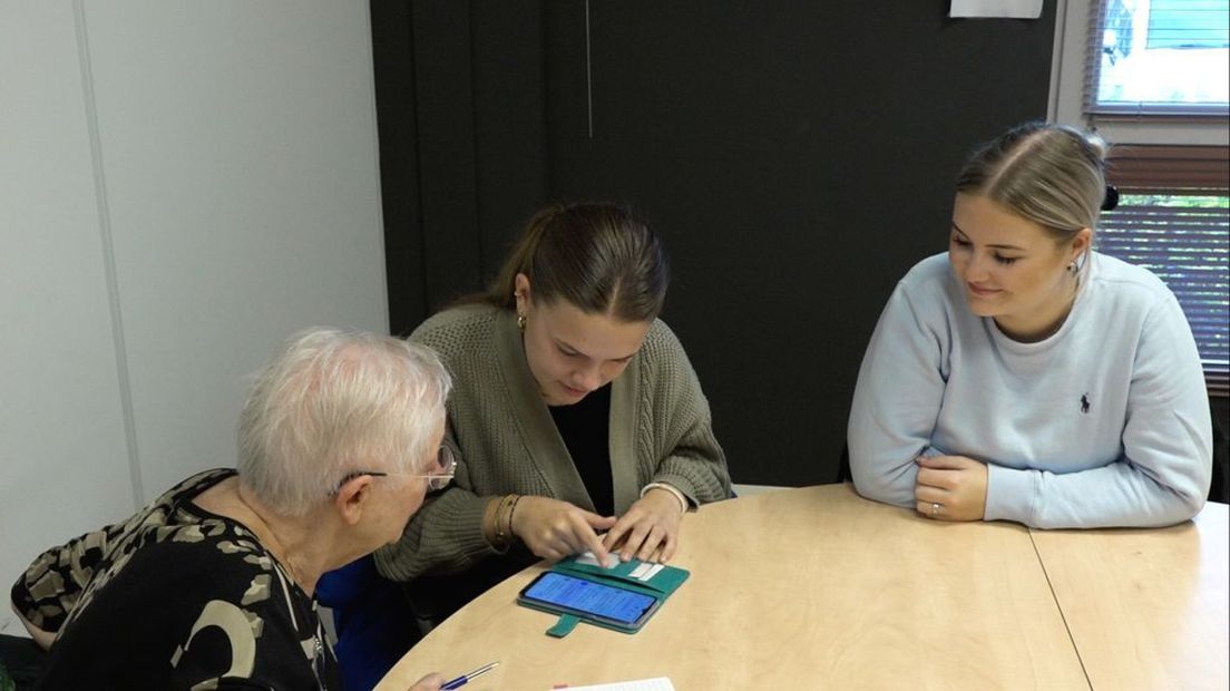 Ouderen krijgen uitleg over de apps op hun telefoon