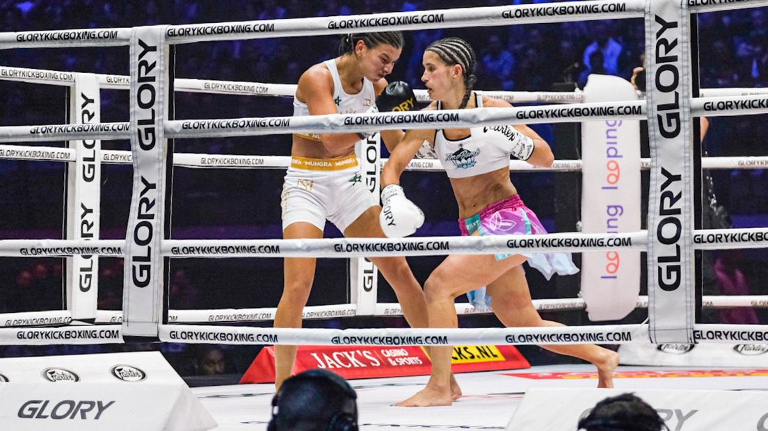 Tiffany van Soest (links) had het zwaar in de ring